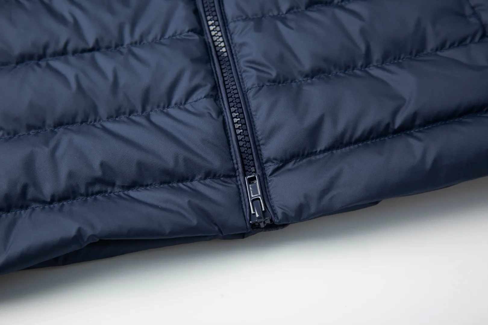 P340 White background picture [Popular in winter] Style No.: 25125# Color: Black/Navy Blue/Almond Size: S-XL - Ralph Lauren/Ralph Lauren 2025FW Popular winter item Stand collar three zipper couple style rib down vest vest - Craftsmanship 400T diamond-proof nylon on the face Grid down filling inside 400T high-density gallbladder isolation - Correct slightly waisted version on both sides The placket is made of cotton webbing and has double zipper pockets on both sides - RL's hottest vest this year. Out of stock at counters. A treasure item with a winter atmosphere. It comes in three basic colors. It can be worn by both men and women, especially the creamy white with a warm red feel. Comes with a beauty filter, which girls love. The overall fluffiness is just right. It is light and not bloated. It is very chill. It can enhance the overall fashion sense whether worn outside or inside.